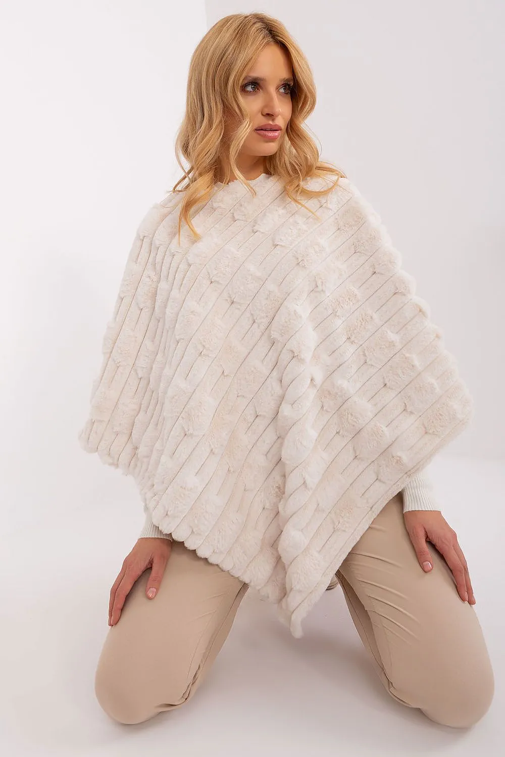 Poncho model 190863 AT